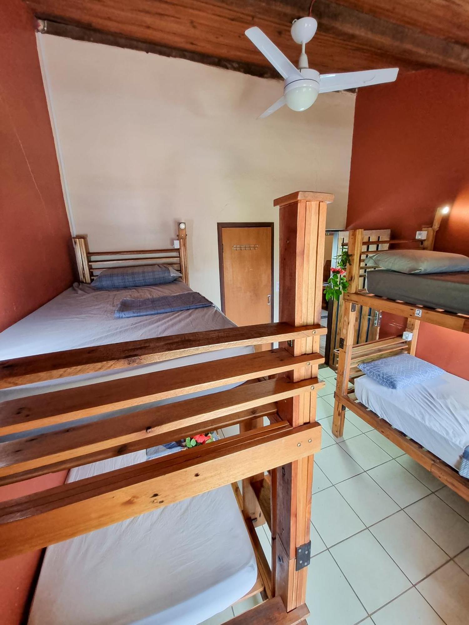 Chapada Backpackers Hostel Agencia เลนโซยส์ ภายนอก รูปภาพ