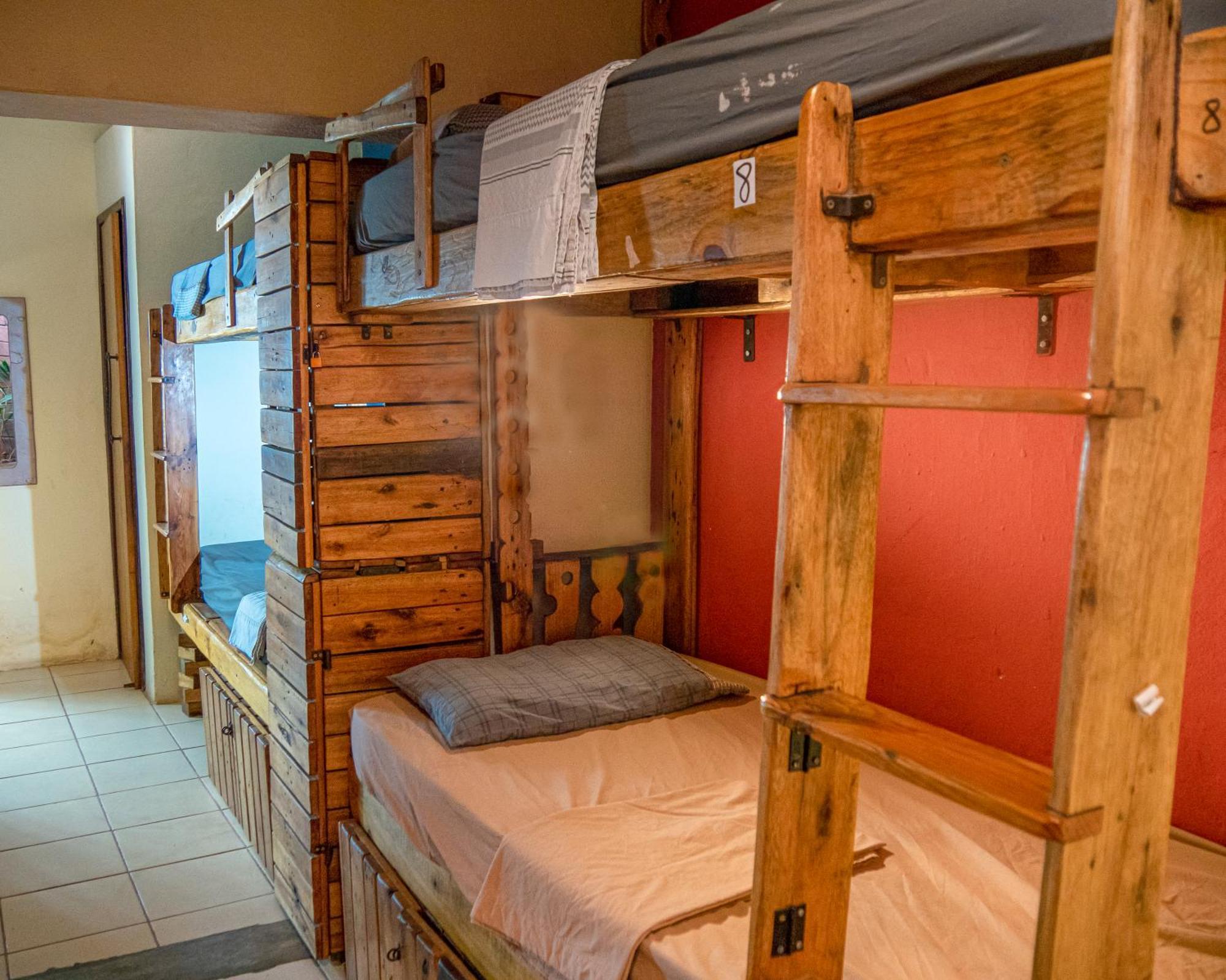 Chapada Backpackers Hostel Agencia เลนโซยส์ ภายนอก รูปภาพ