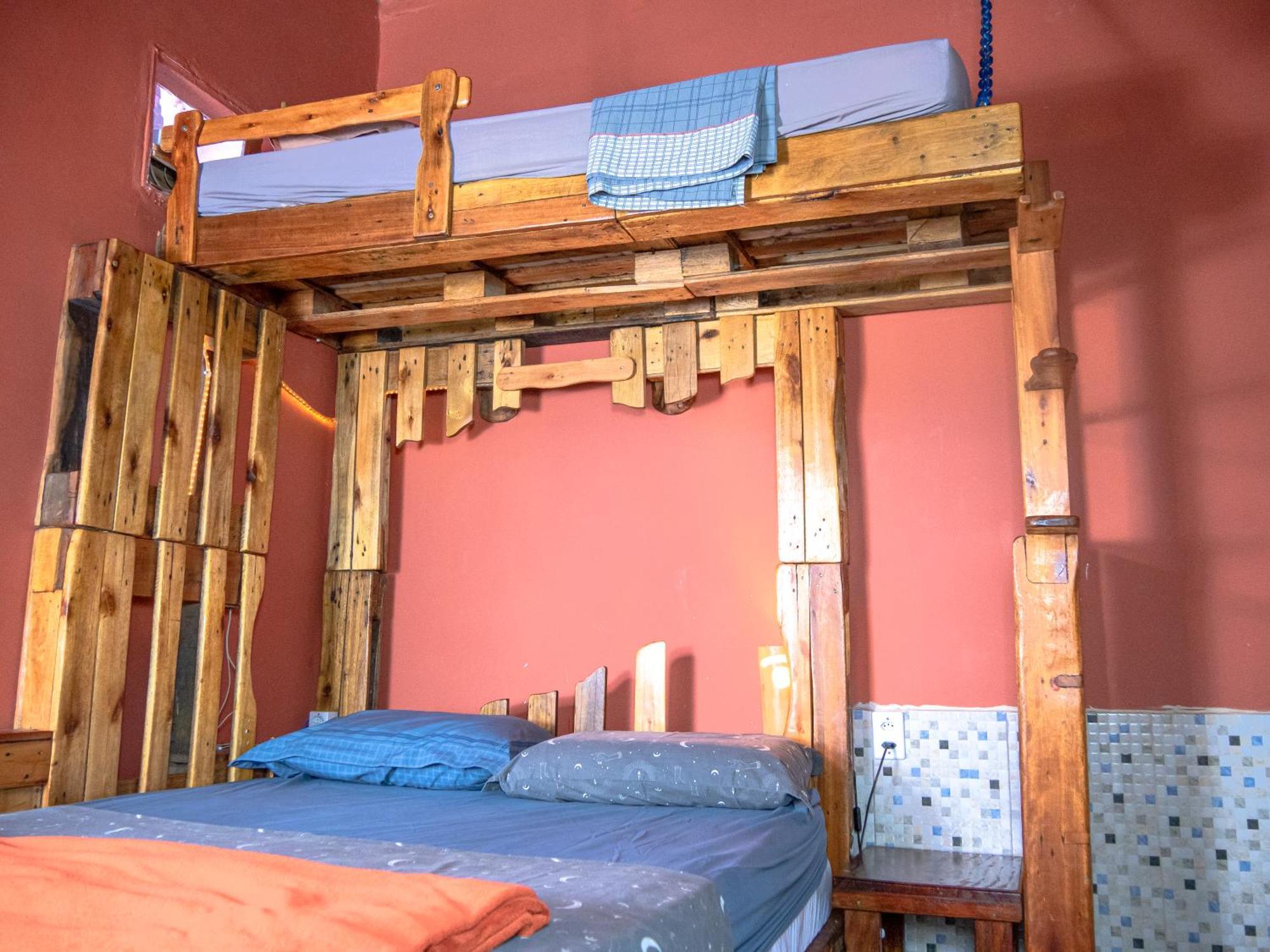 Chapada Backpackers Hostel Agencia เลนโซยส์ ภายนอก รูปภาพ