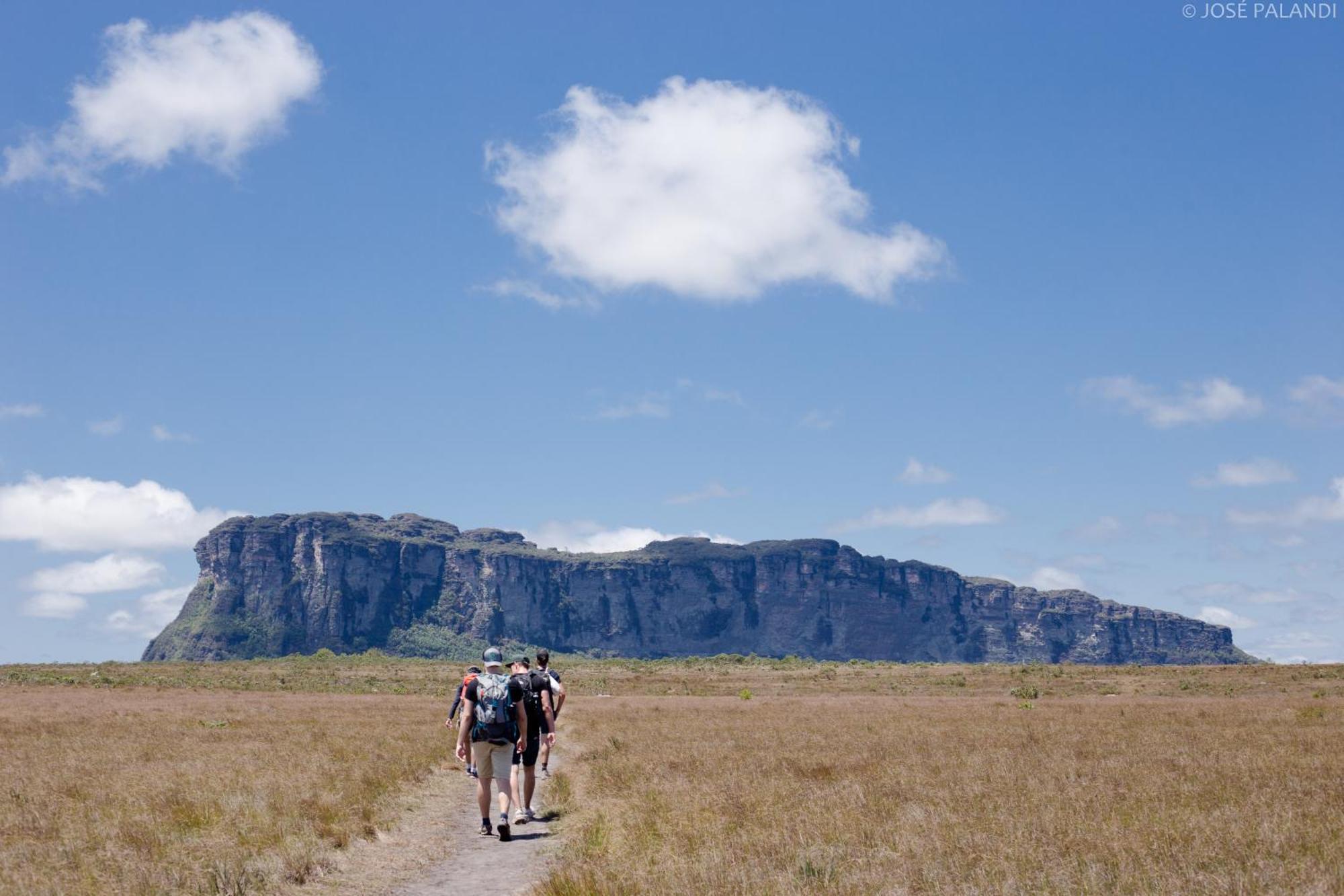 Chapada Backpackers Hostel Agencia เลนโซยส์ ภายนอก รูปภาพ